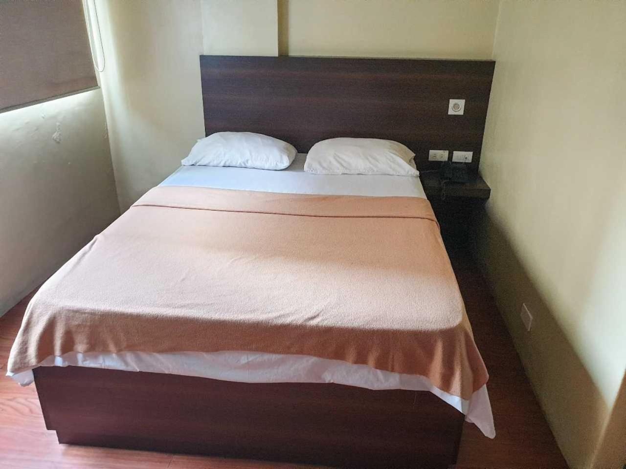 Oyo 1011 First Hotel 마닐라 외부 사진