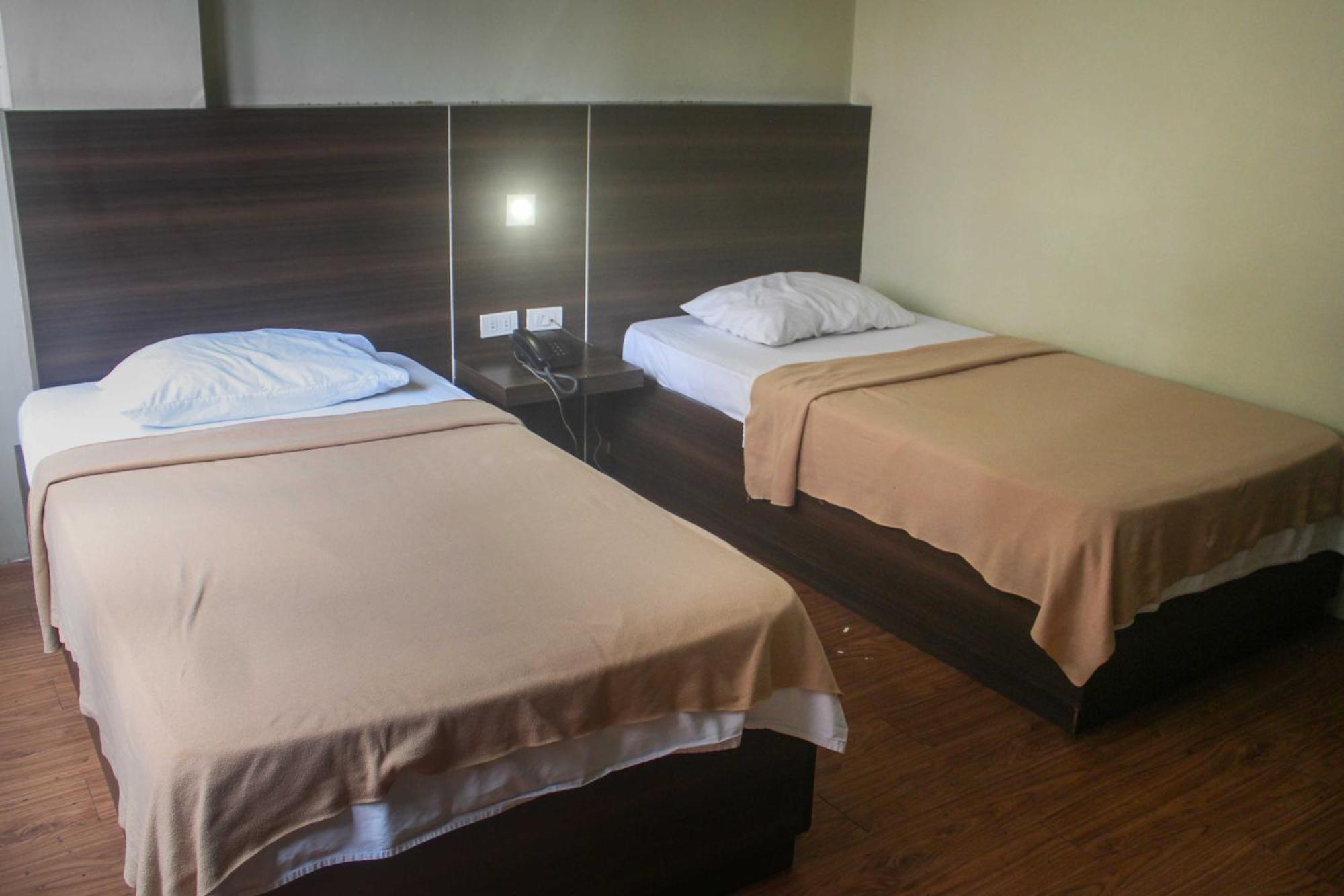 Oyo 1011 First Hotel 마닐라 외부 사진